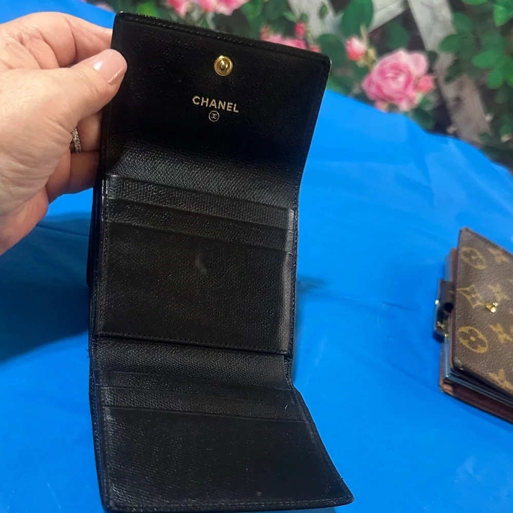 CHANEL Black Caviar Leather Compact Wallet with Gold CC Medallion - Picture 5 of 8